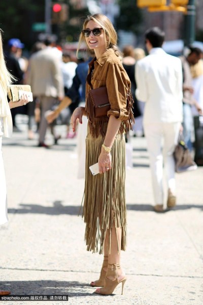 欧美明星街拍：流苏半裙凸显完美身材