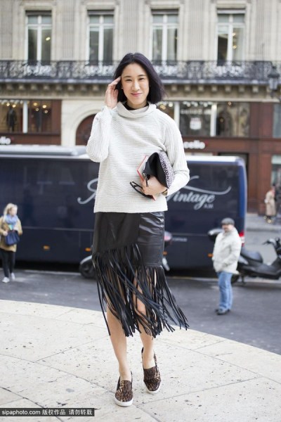 欧美明星街拍：流苏半裙凸显完美身材