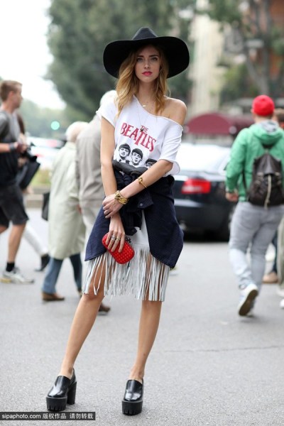欧美明星街拍：流苏半裙凸显完美身材