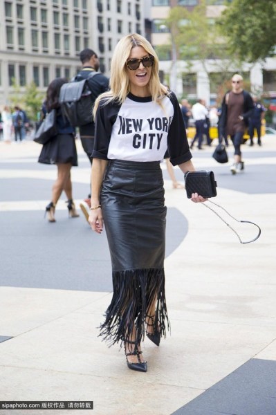 欧美明星街拍：流苏半裙凸显完美身材