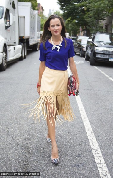 欧美明星街拍：流苏半裙凸显完美身材