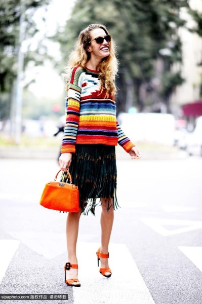 欧美明星街拍：流苏半裙凸显完美身材