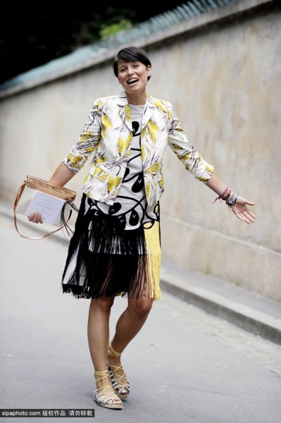 欧美明星街拍：流苏半裙凸显完美身材