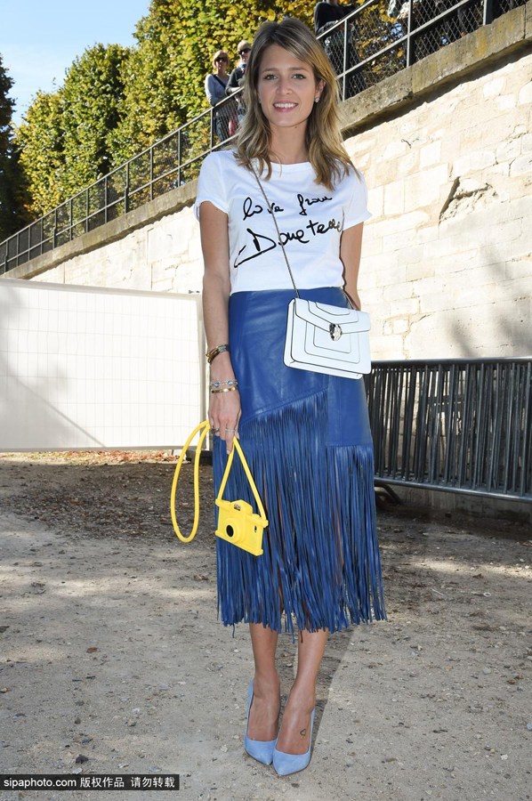 欧美明星街拍：流苏半裙凸显完美身材