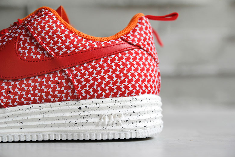 再次联手推出利器 Undefeated x Nike Lunar Force 1 2014秋冬联名鞋款