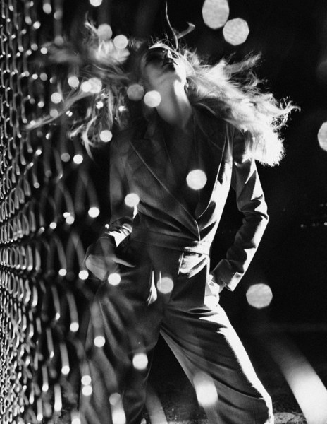 超模Zelyaeva与老爷车同出镜 演绎城市魅惑