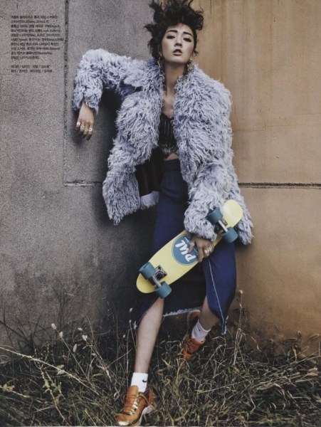 韩国嫩模演绎最时尚的滑板鞋迈着魔鬼的步伐