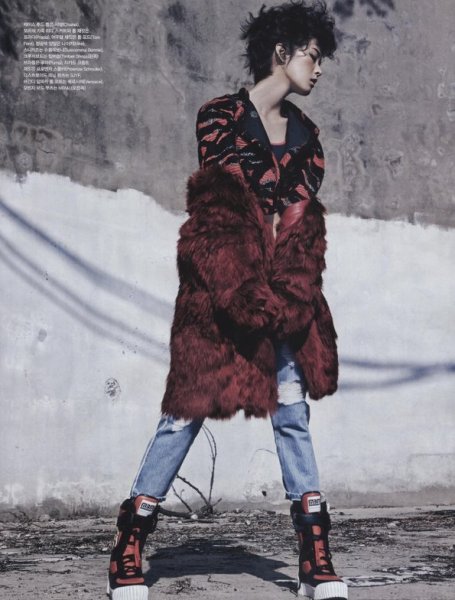 韩国嫩模演绎最时尚的滑板鞋迈着魔鬼的步伐