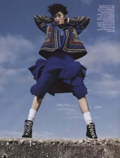 韩国嫩模演绎最时尚的滑板鞋迈着魔鬼的步伐