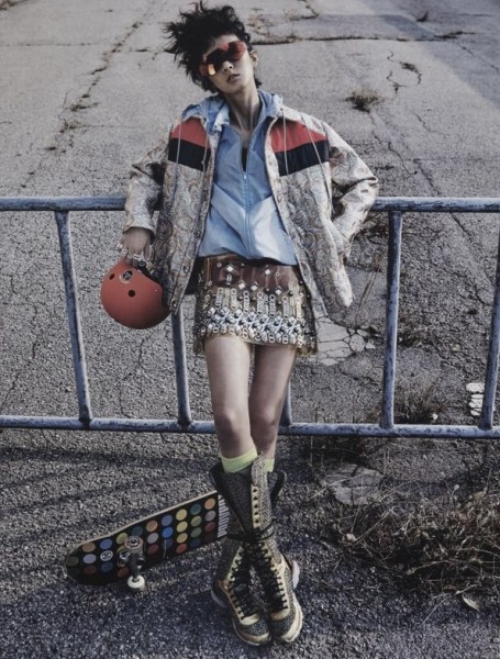 韩国嫩模演绎最时尚的滑板鞋迈着魔鬼的步伐