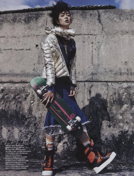 韩国嫩模演绎最时尚的滑板鞋迈着魔鬼的步伐