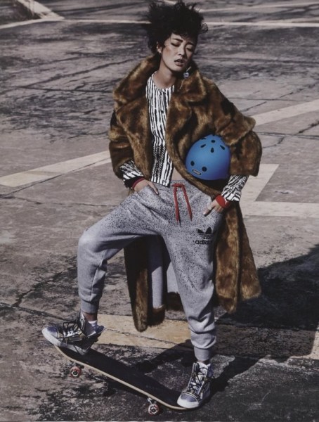 韩国嫩模演绎最时尚的滑板鞋迈着魔鬼的步伐