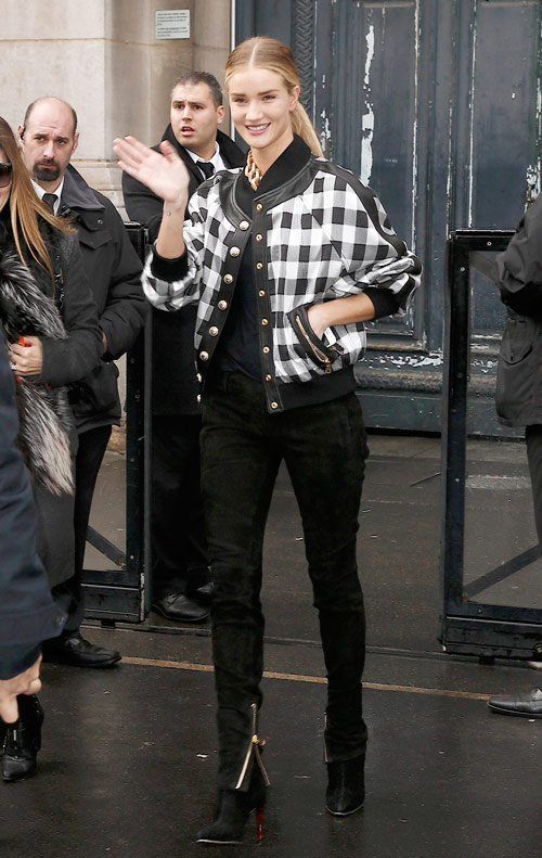 一种黑不够酷?向Rosie Huntington-Whiteley学习多样化的全黑着装