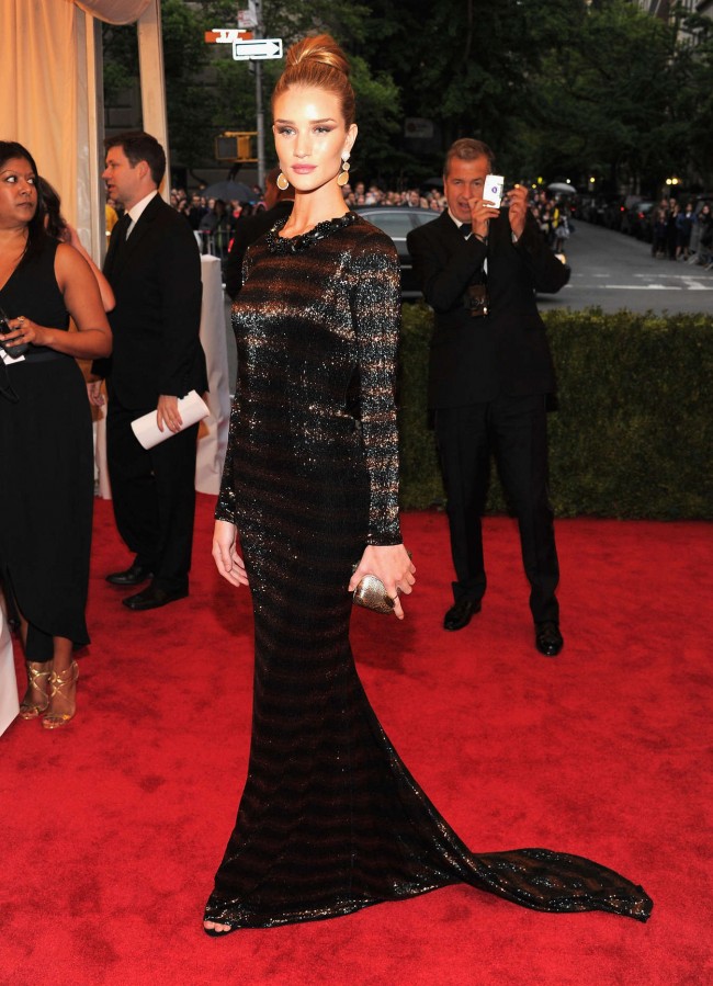 一种黑不够酷?向Rosie Huntington-Whiteley学习多样化的全黑着装