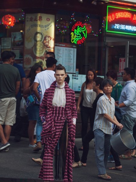 超模行走于纽约唐人街 演绎秋冬街头时尚