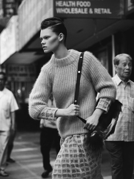 超模行走于纽约唐人街 演绎秋冬街头时尚