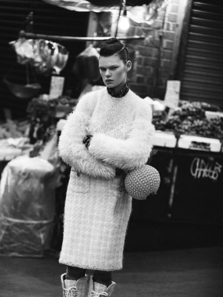 超模行走于纽约唐人街 演绎秋冬街头时尚