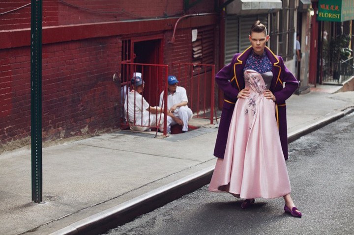 超模行走于纽约唐人街 演绎秋冬街头时尚