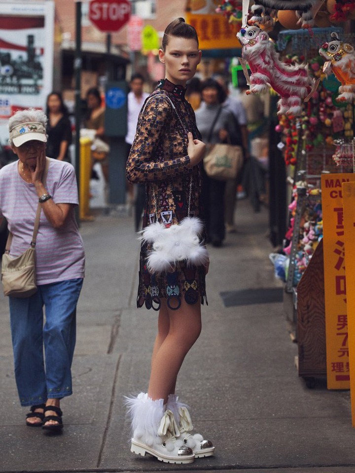 超模行走于纽约唐人街 演绎秋冬街头时尚