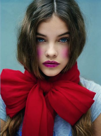 看欧美潮女街头时尚围巾打法 寒流来袭不再让你冷