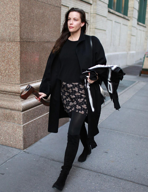 欧美明星街拍 黑色毛衣最时尚