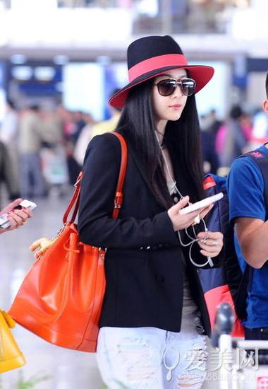 体重过百又怎样 范爷美艳私服照样穿