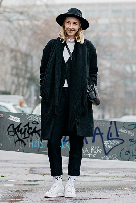 时装周达人凹造型都爱一顶黑色宽边帽