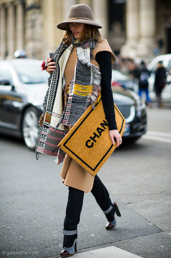 看街拍学穿搭！宽沿帽、绅士帽、软呢帽…　冬天造型加顶帽子就对啦