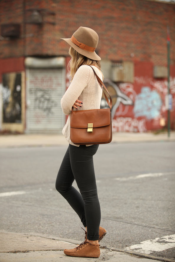 看街拍学穿搭！宽沿帽、绅士帽、软呢帽…　冬天造型加顶帽子就对啦