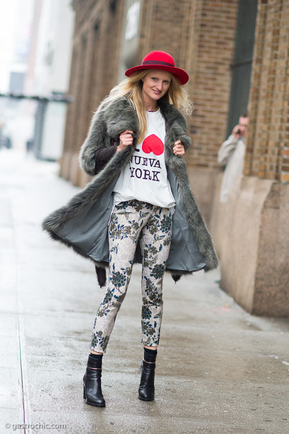 看街拍学穿搭！宽沿帽、绅士帽、软呢帽…　冬天造型加顶帽子就对啦