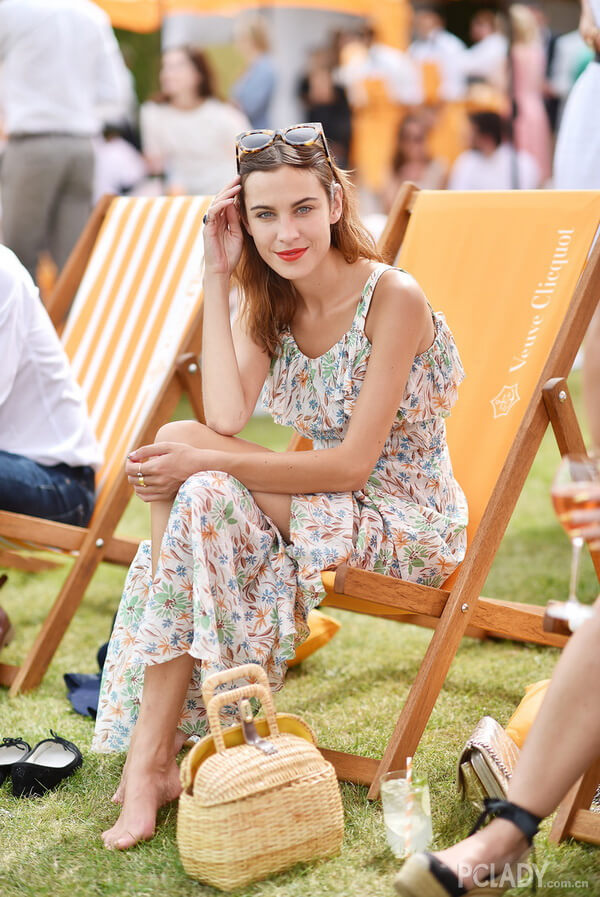 走到哪都是度假范儿 编织单品抗晒Buy起来！