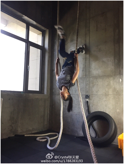 “太子妃”张天爱爆红 颜值高衣品赞怎能不被“掰弯”