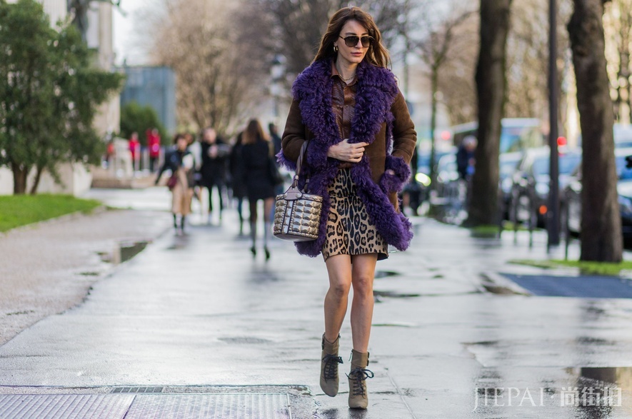 巴黎街拍 看女生上身长袖＋下身露腿春季搭配