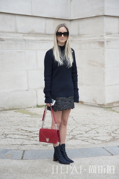 巴黎街拍 看女生上身长袖＋下身露腿春季搭配