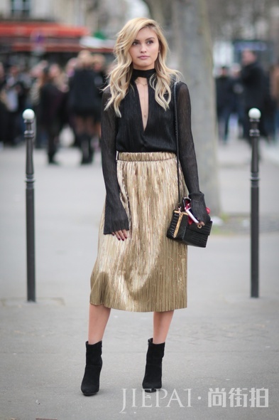 巴黎街拍 看女生上身长袖＋下身露腿春季搭配