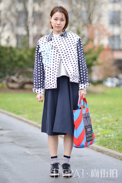 巴黎街拍 看女生上身长袖＋下身露腿春季搭配