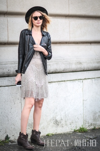 巴黎街拍 看女生上身长袖＋下身露腿春季搭配