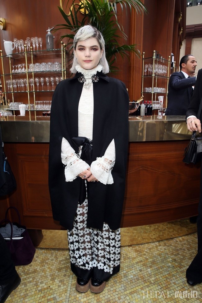 你一定要认识她：Soko，这个巴黎时装周前排座位上的另类女孩