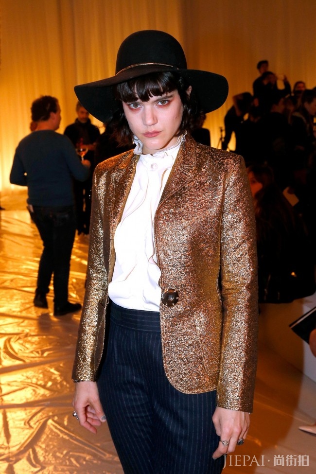 你一定要认识她：Soko，这个巴黎时装周前排座位上的另类女孩