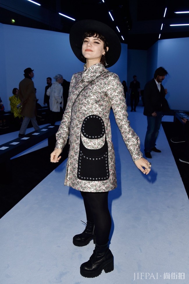 你一定要认识她：Soko，这个巴黎时装周前排座位上的另类女孩