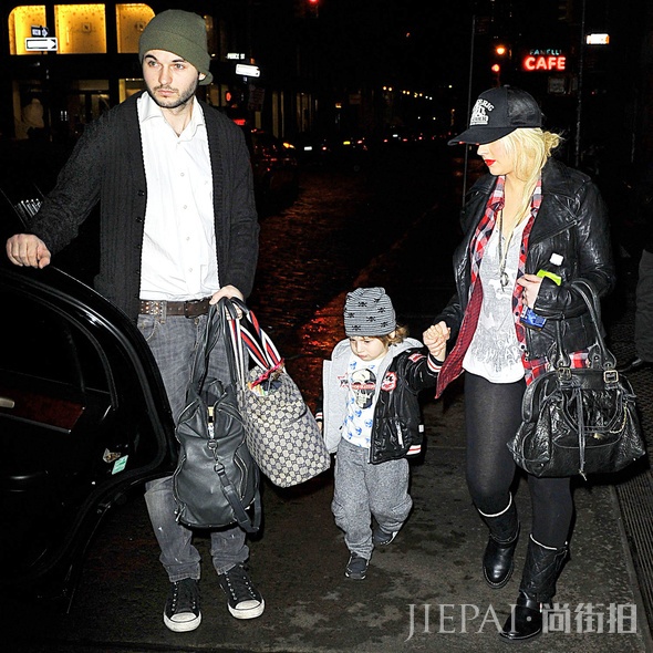 街拍那些帮女友提手袋的欧美男星们