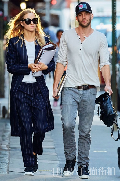 街拍那些帮女友提手袋的欧美男星们