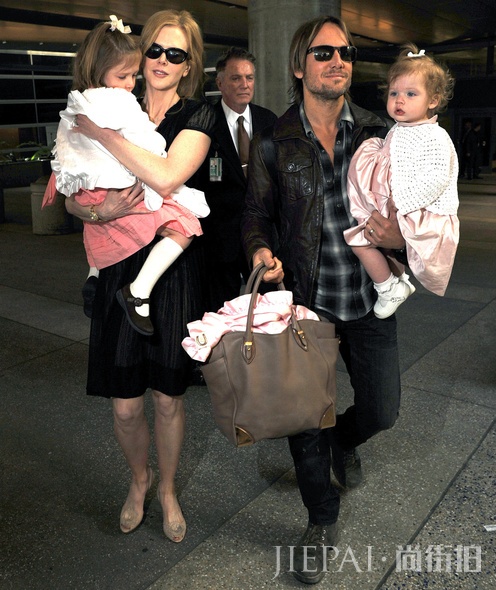 街拍那些帮女友提手袋的欧美男星们