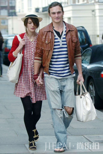 街拍那些帮女友提手袋的欧美男星们