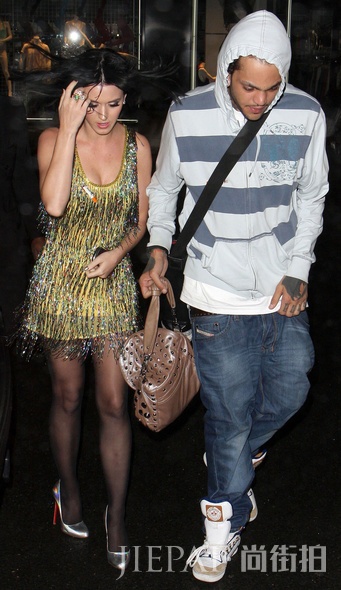 街拍那些帮女友提手袋的欧美男星们