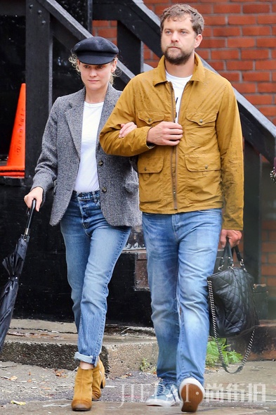 街拍那些帮女友提手袋的欧美男星们