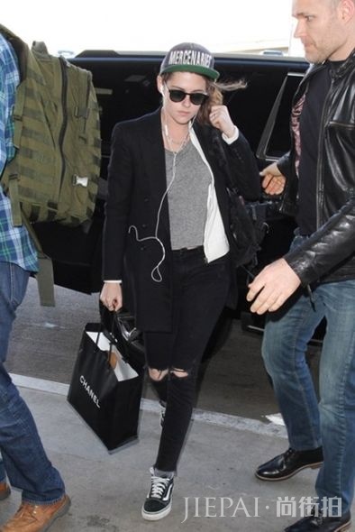 实用又有型！看欧美明星一顶棒球帽遮雨、防晒、还遮乱发