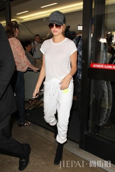 实用又有型！看欧美明星一顶棒球帽遮雨、防晒、还遮乱发