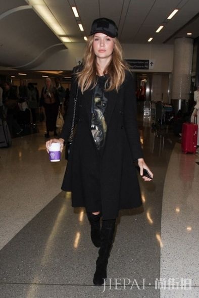 实用又有型！看欧美明星一顶棒球帽遮雨、防晒、还遮乱发