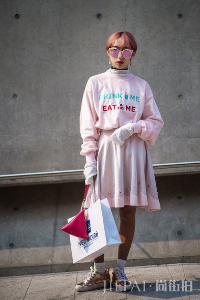 首尔街拍：粉色系、牛仔造型就是春夏潮流！